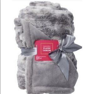 NWT Gray Faux Fur Super Soft Plush Throw Blanket